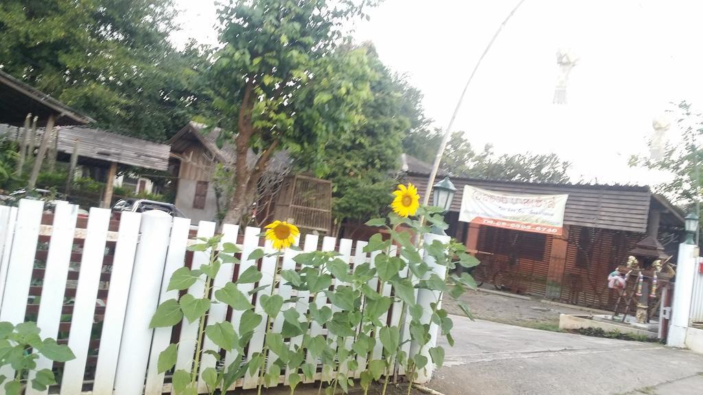 Maeloegyi Maesariang Hotel Mae Sariang Bagian luar foto